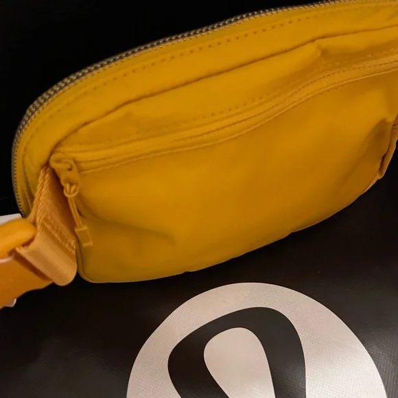 NWT Lululemon athletica Everywhere Belt Bag - Mustard coloured - Picture 3 of 10